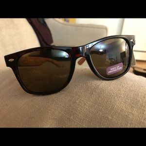 Classic Sunglasses -M- Tortoise Faux Wood temples